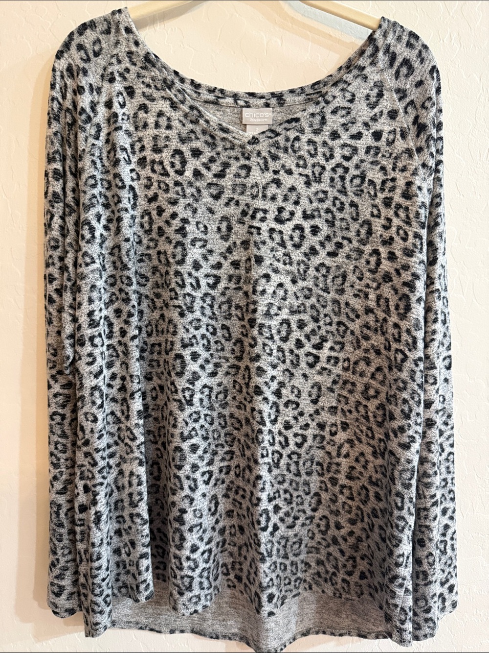 Chico's Zenergy Womens Gray Leopard Print V-Neck Long Sleeve Top Size 2 US 12/14
